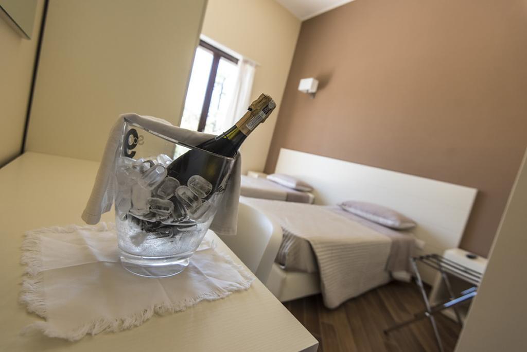 Golden House Hotel Mesagne Quarto foto